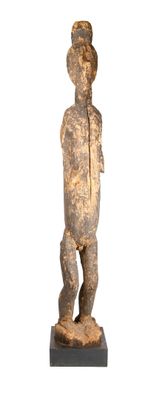 statue d'un homme coiffé d'un chapeau, debout sur un socle en bois