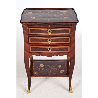 l'image d'une petite table en bois avec des tiroirs
