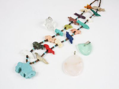 un long collier orné d'une multitude de perles de différentes couleurs