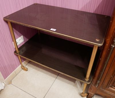une petite table avec une étagère, dans un coin de la pièce