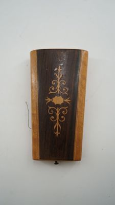 une image représentant une plaque en bois sur laquelle figure une croix