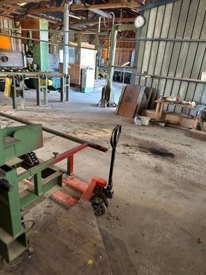 une machine placée au milieu d'une pièce