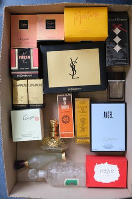 une boîte remplie de parfums et d'autres objets