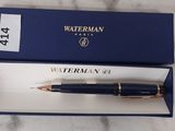 Le stylo-plume se trouve dans la boîte posée sur la table en marbre.