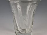 un vase en verre posé sur une table