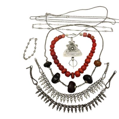 une photo d'un ensemble composé d'un collier et d'un bracelet sur fond blanc