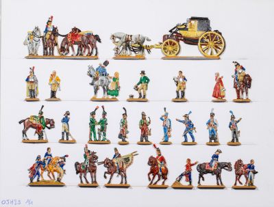 de nombreuses figurines représentant des personnes à cheval ou dans des calèches