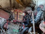 un tas de bric-à-brac dans une pièce sale où s'entassent de nombreux outils
