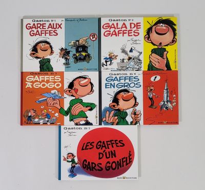 plusieurs livres pour enfants posés sur une surface blanche, avec une balle rouge