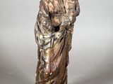 l'image d'une statue représentant une femme tenant un enfant dans ses bras