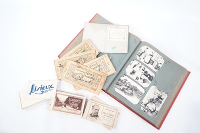 un livre ouvert posé sur une table blanche, à côté d'une pile de timbres