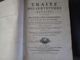 un vieux livre ouvert sur une table