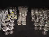 un grand nombre de verres posés sur une table