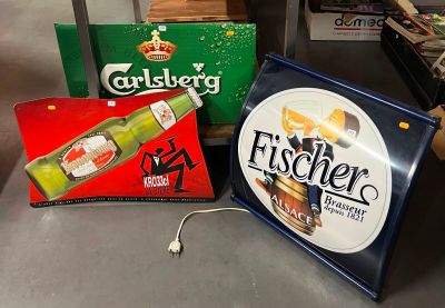 deux caisses de bière et une bouteille de bière posées sur une table