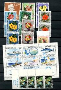 plusieurs timbres différents représentant des fleurs et des poissons sur un fond noir