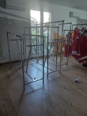une pièce dans laquelle se trouve un portant à vêtements