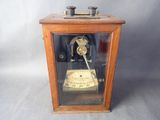 un coffret en bois contenant une horloge