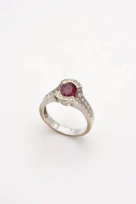 une image d'une bague sertie d'un diamant et d'un rubis sur fond blanc