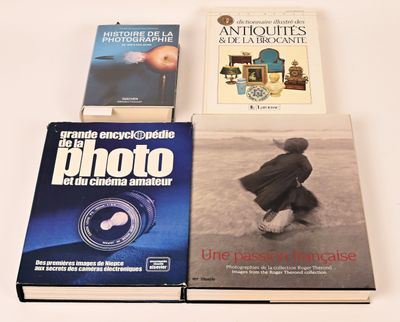 trois livres posés sur une table l'un à côté de l'autre