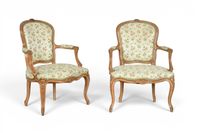 FAUTEUILS (paire de) cabriolets en bois naturel mouluré et s…