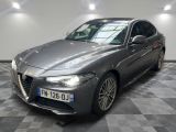 La berline Alfa grise est garée dans une grande pièce.