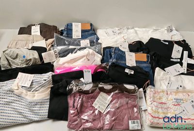 un tas de vêtements posés sur une table
