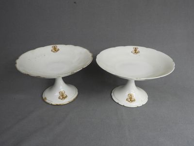 Paire de compotiers en porcelaine blanche à liseré or usé mo…