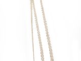 Ensemble collier et boucles d'oreilles en argent sterling sur fond blanc