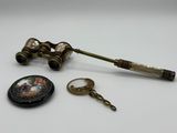 un petit télescope et une montre de poche posés sur une table