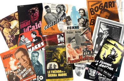 De nombreuses affiches de films anciens sont exposées sur un fond blanc.