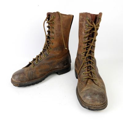 une vieille paire de bottes en cuir marron à lacets