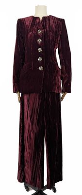 veste et pantalon en velours violet avec des boutons, présentés sur un mannequin