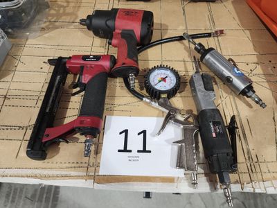 un grand nombre d'outils posés sur une table