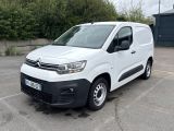 une camionnette Citroën garée sur un parking devant un immeuble
