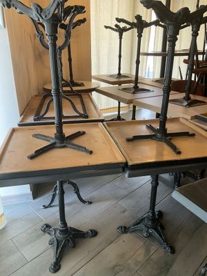 quatre tables empilées les unes sur les autres