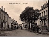 une photo en noir et blanc d'une rue dans une ville