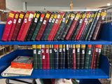de nombreux livres sur une étagère bleue dans un magasin