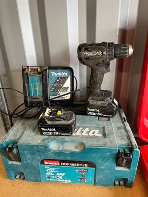 deux outils posés sur une boîte à outils