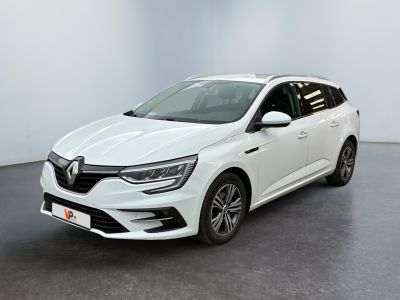 une voiture blanche est garée dans une pièce blanche