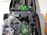 une valise noire contenant tout un tas d'objets