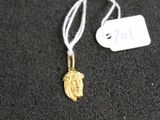 un gros plan d'un collier en or posé sur une surface noire, avec une étiquette de prix