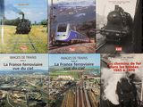 des livres posés sur une table, avec des images de trains dessus