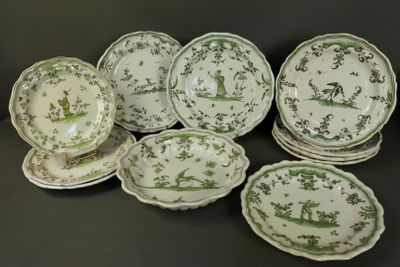 plusieurs assiettes vertes et blanches ornées d'oiseaux et de fleurs