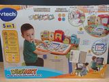 une boîte sur laquelle figure l'image d'un enfant jouant avec une tablette