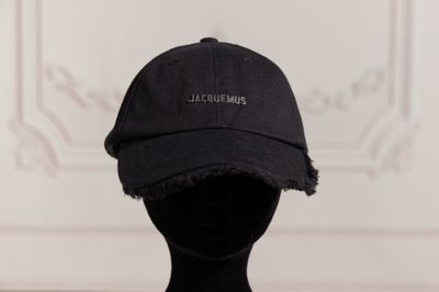 JACQUEMUS - Casquette en coton noir, visière frangée.