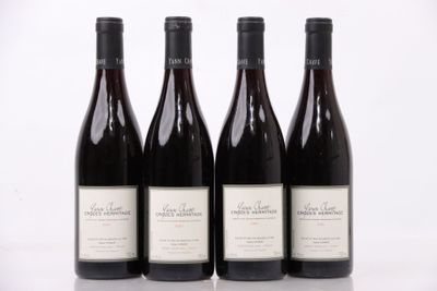trois bouteilles de vin sont alignées sur une surface blanche