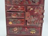 une image représentant une commode en bois ornée de fleurs et d'oiseaux