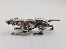 figurine de chien plaquée argent sur fond blanc