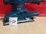 un gros plan d'une ponceuse Bosch posée sur une table, avec une étiquette de prix