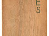 une image représentant un livre en bois sur lequel est inscrit le mot « oddies »